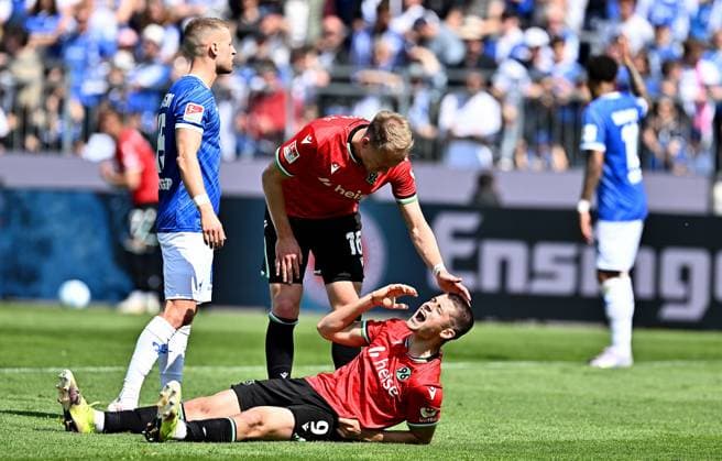 20 04 2025, xfux, Fussball 2 Bundesliga, SV Darmstadt 98 Hannover 96 v l Nicola Tresoldi Hannover 96 receive an injury, bursied, harried, hurt, injured, injury, trauma, disappointed, crestfallen, hurt, injury blood, bleed, red, blood on the head head injury DFL DFB REGULATIONS PROHIBIT ANY USE OF PHOTOGRAPHS as IMAGE SEQUENCES and or QUASI VIDEO Licensing of this image to and or by SV Darmstadt 1898 e V and subsidiaries is not permitted No release of or sale to SV Darmstadt 1898 e V Darmstadt