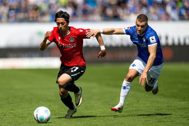 Sei Muroya Hannover 96, 21 in duel with Fabian Nuernberger SV Darmstadt 98, 15 , GER, SV Darmstadt 98 vs Hannover 96, 2 Bundesliga, Soccer, Matchday 30, Season 2024 2025, 20 04 2025 DFL REGULATIONS PROHIBIT ANY USE OF PHOTOGRAPHS as IMAGE SEQUENCES and or QUASI VIDEO GER, SV Darmstadt 98 vs Hannover 96, 2 Bundesliga, Soccer, Matchday 30, Season 2024 2025, 20 04 2025 Darmstadt Copyright: xEibner-Pressefoto FlorianxWiegandx EP_FWD