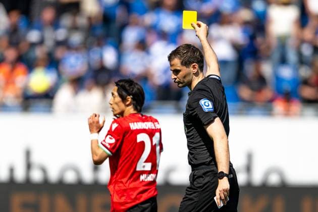 Yellow card for Sei Muroya Hannover 96, 21 , GER, SV Darmstadt 98 vs Hannover 96, 2 Bundesliga, Football, Matchday 30, Season 2024 2025, 20 04 2025 DFL REGULATIONS PROHIBIT ANY USE OF PHOTOGRAPHS as IMAGE SEQUENCES and or QUASI VIDEO GER, SV Darmstadt 98 vs Hannover 96, 2 Bundesliga, Football, Matchday 30, Season 2024 2025, 20 04 2025 Darmstadt Copyright: xEibner-Pressefoto FlorianxWiegandx EP_FWD
