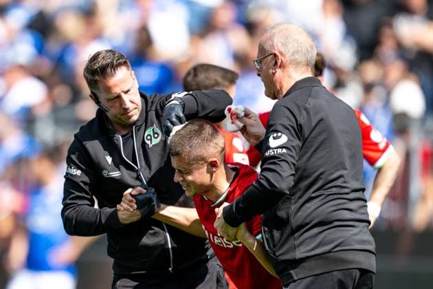 Nicolo Tresoldi Hannover 96, 09 has to leave the pitch injured, GER, SV Darmstadt 98 vs Hannover 96, 2 Bundesliga, Football, Matchday 30, Season 2024 2025, 20 04 2025 DFL REGULATIONS PROHIBIT ANY USE OF PHOTOGRAPHS as IMAGE SEQUENCES and or QUASI VIDEO GER, SV Darmstadt 98 vs Hannover 96, 2 Bundesliga, Football, Matchday 30, Season 2024 2025, 20 04 2025 Darmstadt Copyright: xEibner-Pressefoto FlorianxWiegandx EP_FWD