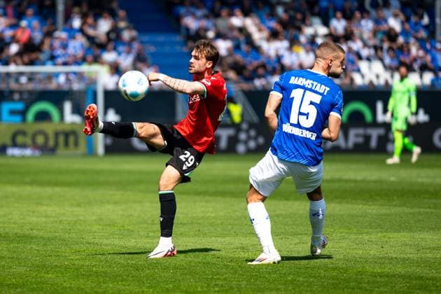 Kolja Oudenne Hannover 96, 29 in duel with Fabian Nuernberger SV Darmstadt 98, 15 GER, SV Darmstadt 98 vs Hannover 96, 2 Bundesliga, Football, Matchday 30, Season 2024 2025, 20 04 2025 DFL REGULATIONS PROHIBIT ANY USE OF PHOTOGRAPHS as IMAGE SEQUENCES and or QUASI VIDEO GER, SV Darmstadt 98 vs Hannover 96, 2 Bundesliga, Football, Matchday 30, Season 2024 2025, 20 04 2025 Darmstadt Copyright: xEibner-Pressefoto FlorianxWiegandx EP_FWD