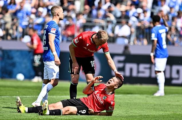 20 04 2025, xfux, Fussball 2 Bundesliga, SV Darmstadt 98 Hannover 96 v l Nicola Tresoldi Hannover 96 receive an injury, bursied, harried, hurt, injured, injury, trauma, disappointed, crestfallen, hurt, injury to the head blood, bleeding, red, blood and lies on the ground DFL DFB REGULATIONS PROHIBIT ANY USE OF PHOTOGRAPHS as IMAGE SEQUENCES and or QUASI VIDEO Licensing of this image to and or by SV Darmstadt 1898 e V and subsidiaries is not permitted No release of or sale to SV Darmstadt 1898 e V Darmstadt