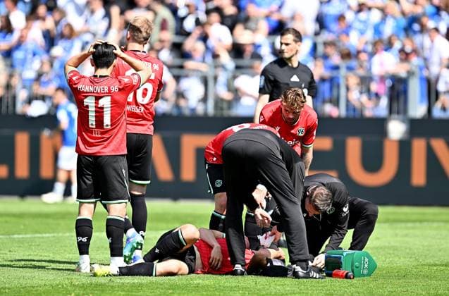 20 04 2025, xfux, Fussball 2 Bundesliga, SV Darmstadt 98 Hannover 96 v l Nicola Tresoldi Hannover 96 receive an injury, bursied, harried, hurt, injured, injury, trauma, disappointed, crestfallen, hurt, injury to the head blood, bleeding, red, blood and lies on the ground DFL DFB REGULATIONS PROHIBIT ANY USE OF PHOTOGRAPHS as IMAGE SEQUENCES and or QUASI VIDEO Licensing of this image to and or by SV Darmstadt 1898 e V and subsidiaries is not permitted No release of or sale to SV Darmstadt 1898 e V Darmstadt