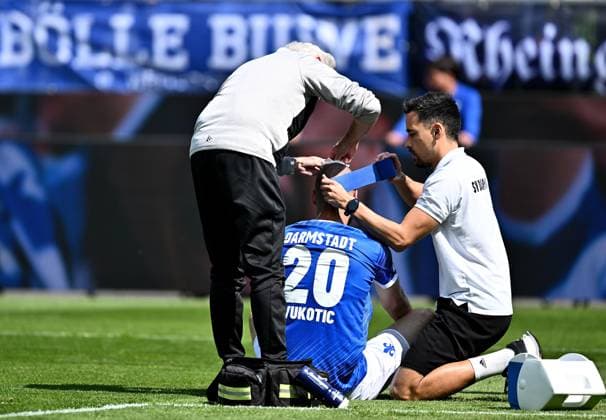 20 04 2025, xfux, Fussball 2 Bundesliga, SV Darmstadt 98 Hannover 96 v l Aleksandar Vukotic SV Darmstadt 98 receive an injury, bursied, harried, hurt, injured, injury, trauma, disappointed, crestfallen, hurt, injury to the head blood, bleeding, red, blood and lies on the ground DFL DFB REGULATIONS PROHIBIT ANY USE OF PHOTOGRAPHS as IMAGE SEQUENCES and or QUASI VIDEO Licensing of this image to and or by SV Darmstadt 1898 e V and subsidiaries is not permitted No release of or sale to SV Darmstadt 1898 e V Darmstadt