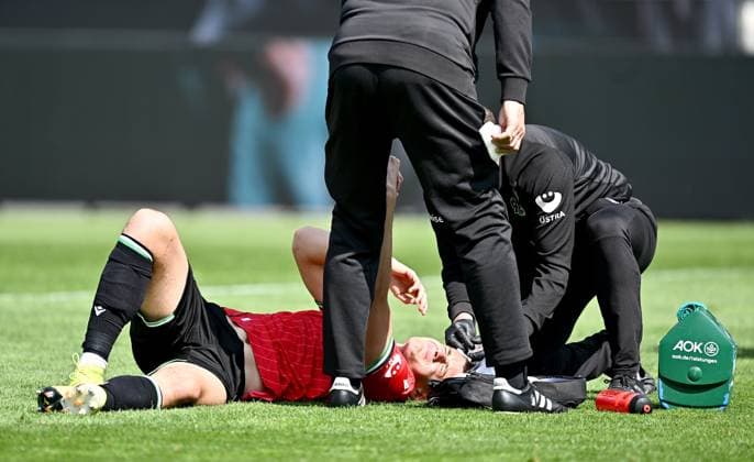 20 04 2025, xfux, Fussball 2 Bundesliga, SV Darmstadt 98 Hannover 96 v l Nicola Tresoldi Hannover 96 receive an injury, bursied, harried, hurt, injured, injury, trauma, disappointed, crestfallen, hurt, injury to the head blood, bleeding, red, blood and lies on the ground DFL DFB REGULATIONS PROHIBIT ANY USE OF PHOTOGRAPHS as IMAGE SEQUENCES and or QUASI VIDEO Licensing of this image to and or by SV Darmstadt 1898 e V and subsidiaries is not permitted No release of or sale to SV Darmstadt 1898 e V Darmstadt