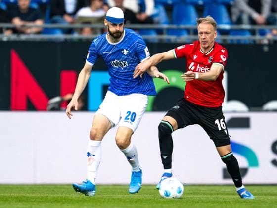Aleksandar Vukotic SV Darmstadt 98, 20 in duel with Havard Nielsen Hannover 96, 16 , GER, SV Darmstadt 98 vs Hannover 96, 2 Bundesliga, Football, Matchday 30, Season 2024 2025, 20 04 2025 DFL REGULATIONS PROHIBIT ANY USE OF PHOTOGRAPHS as IMAGE SEQUENCES and or QUASI VIDEO GER, SV Darmstadt 98 vs Hannover 96, 2 Bundesliga, Football, Matchday 30, Season 2024 2025, 20 04 2025 Darmstadt Copyright: xEibner-Pressefoto FlorianxWiegandx EP_FWD