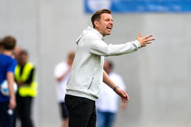 Florian Kohfeldt SV Darmstadt 98, Coach gesticulates GER, SV Darmstadt 98 vs Hannover 96, 2 Bundesliga, Football, Matchday 30, Season 2024 2025, 20 04 2025 DFL REGULATIONS PROHIBIT ANY USE OF PHOTOGRAPHS as IMAGE SEQUENCES and or QUASI VIDEO GER, SV Darmstadt 98 vs Hannover 96, 2 Bundesliga, Football, Matchday 30, Season 2024 2025, 20 04 2025 Darmstadt Copyright: xEibner-Pressefoto FlorianxWiegandx EP_FWD