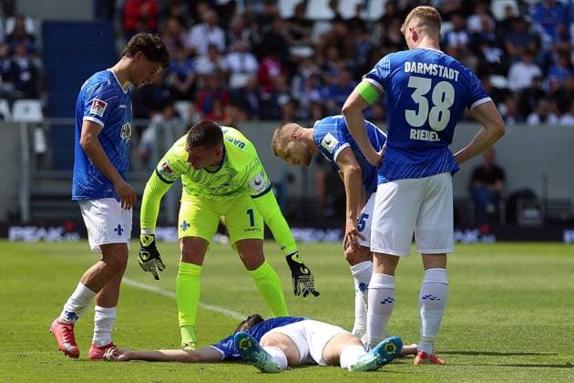 20 04 2025, xrekx, Fußball 2 Bundesliga, SV Darmstadt 98 Hannover 96 v l Aleksandar Vukotic SV Darmstadt 98 verletzt, Verletzung, Schmerz, Schmerzen, injured, injury, pain, pains Kopfverletzung DFL DFB REGULATIONS PROHIBIT ANY USE OF PHOTOGRAPHS as IMAGE SEQUENCES and or QUASI VIDEO Darmstadt