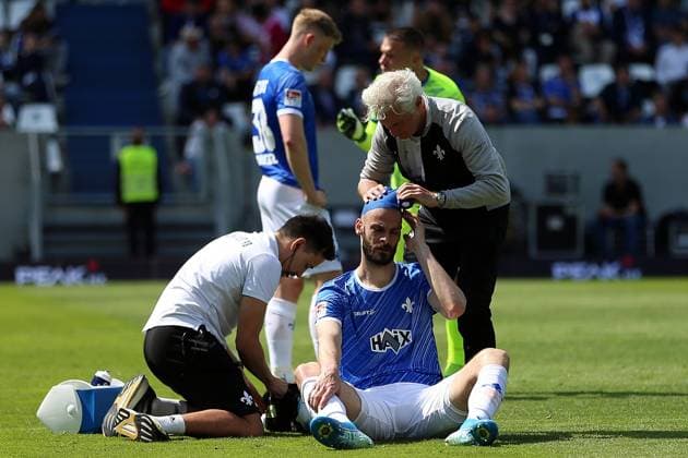 20 04 2025, xrekx, Fußball 2 Bundesliga, SV Darmstadt 98 Hannover 96 v l Aleksandar Vukotic SV Darmstadt 98 verletzt, Verletzung, Schmerz, Schmerzen, injured, injury, pain, pains Kopfverletzung, Kopfverband, Turban DFL DFB REGULATIONS PROHIBIT ANY USE OF PHOTOGRAPHS as IMAGE SEQUENCES and or QUASI VIDEO Darmstadt