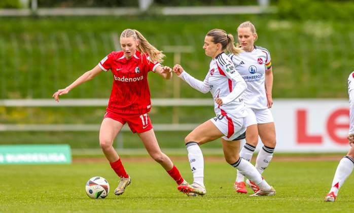GER, Freiburg, SC Freiburg II vs FC Nürnberg, 2 Frauen Bundesliga, Fußball, DFB, Spielzeit 2024 2025, Möslestadion, 22 Spieltag, im Bild v l Weena Simmen SC Freiburg II 17 , Medina DeÅ¡ić FC Nürnberg 10 DFB DFL REGULATIONS PROHIBIT ANY USE OF PHOTOGRAPHS AS IMAGE SEQUENCES AND OR QUASI VIDEO, 20 04 2025, Copyright: HMBxMedia HendrikxHamelau