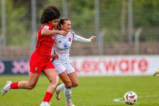 GER, Freiburg, SC Freiburg II vs FC Nürnberg, 2 Frauen Bundesliga, Fußball, DFB, Spielzeit 2024 2025, Möslestadion, 22 Spieltag, im Bild v l Zweikampf zwischen Victoria Ezebinyuo SC Freiburg II 25 und Medina DeÅ¡ić FC Nürnberg 10 DFB DFL REGULATIONS PROHIBIT ANY USE OF PHOTOGRAPHS AS IMAGE SEQUENCES AND OR QUASI VIDEO, 20 04 2025, Copyright: HMBxMedia HendrikxHamelau