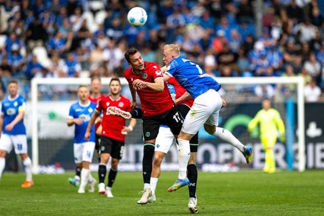 Bartlomiej Wdowik Hannover 96, 17 in duel with Isac Lidberg SV Darmstadt 98, 07 , GER, SV Darmstadt 98 vs Hannover 96, 2 Bundesliga, Football, Matchday 30, Season 2024 2025, 20 04 2025 DFL REGULATIONS PROHIBIT ANY USE OF PHOTOGRAPHS as IMAGE SEQUENCES and or QUASI VIDEO GER, SV Darmstadt 98 vs Hannover 96, 2 Bundesliga, Football, Matchday 30, Season 2024 2025, 20 04 2025 Darmstadt Copyright: xEibner-Pressefoto FlorianxWiegandx EP_FWD