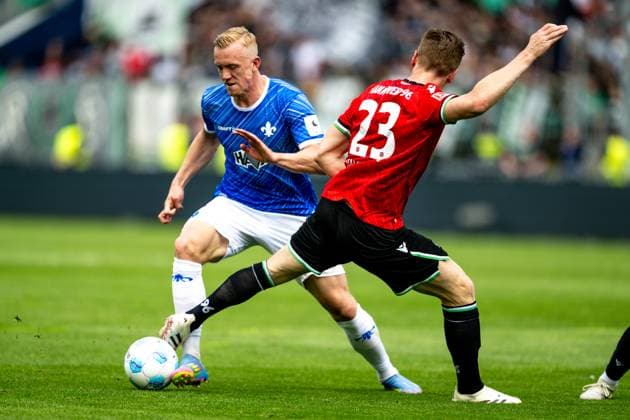 Isac Lidberg SV Darmstadt 98, 07 in duel with Marcel Halstenberg Hannover 96, 23 , GER, SV Darmstadt 98 vs Hannover 96, 2 Bundesliga, Football, Matchday 30, Season 2024 2025, 20 04 2025 DFL REGULATIONS PROHIBIT ANY USE OF PHOTOGRAPHS as IMAGE SEQUENCES and or QUASI VIDEO GER, SV Darmstadt 98 vs Hannover 96, 2 Bundesliga, Football, Matchday 30, Season 2024 2025, 20 04 2025 Darmstadt Copyright: xEibner-Pressefoto FlorianxWiegandx EP_FWD