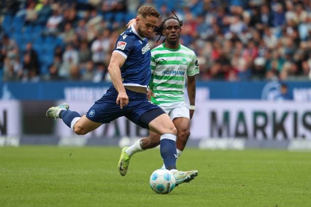 Christoph Kobald Karlsruher SC, 22 with shot on goal Noel Futkeu SpVgg Greuther Fuerth, 09 , Karlsruher SC vs SpVgg Greuther Fuerth, 2 Bundesliga, Matchday 30, 2024 2025, 20 04 2025, DFL REGULATIONS PROHIBIT ANY USE OF PHOTOGRAPHS AS IMAGE SEQUENCES AND OR QUASI VIDEO, Karlsruher SC vs SpVgg Greuther Fuerth, 2 Bundesliga, Matchday 30, 2024 2025, 20 04 2025 Karlsruhe Copyright: xEibner-Pressefoto JanxPrihodax EP_JPA