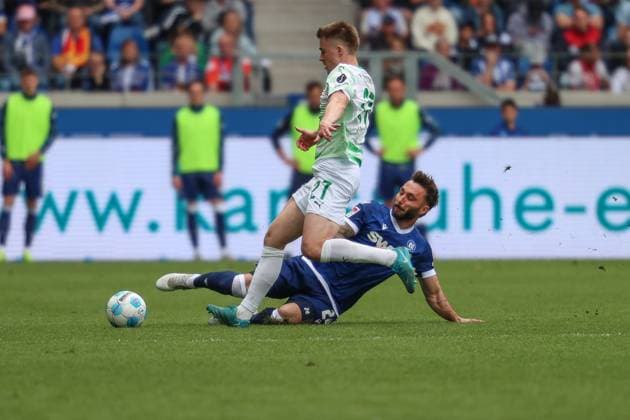 Fabian Schleusener Karlsruher SC, 24 with tackle on Luca Itter SpVgg Greuther Fuerth, 27 , Karlsruher SC vs SpVgg Greuther Fuerth, 2 Bundesliga, Matchday 30, 2024 2025, 20 04 2025, DFL REGULATIONS PROHIBIT ANY USE OF PHOTOGRAPHS AS IMAGE SEQUENCES AND OR QUASI VIDEO, Karlsruher SC vs SpVgg Greuther Fuerth, 2 Bundesliga, Matchday 30, 2024 2025, 20 04 2025 Karlsruhe Copyright: xEibner-Pressefoto JanxPrihodax EP_JPA