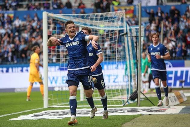 Celebration after the goal to 1 0 Marvin Wanitzek Karlsruher SC, 10 , Karlsruher SC vs SpVgg Greuther Fuerth, 2 Bundesliga, Matchday 30, 2024 2025, 20 04 2025, DFL REGULATIONS PROHIBIT ANY USE OF PHOTOGRAPHS AS IMAGE SEQUENCES AND OR QUASI VIDEO, Karlsruher SC vs SpVgg Greuther Fuerth, 2 Bundesliga, Matchday 30, 2024 2025, 20 04 2025 Karlsruhe Copyright: xEibner-Pressefoto JanxPrihodax EP_JPA