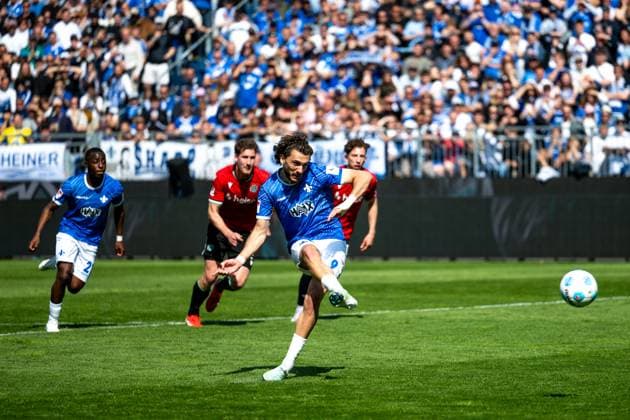 The goal for 3 1 by Fraser Hornby SV Darmstadt 98, 09 from the penalty spot, GER, SV Darmstadt 98 vs Hannover 96, 2 Bundesliga, Football, Matchday 30, Season 2024 2025, 20 04 2025 DFL REGULATIONS PROHIBIT ANY USE OF PHOTOGRAPHS as IMAGE SEQUENCES and or QUASI VIDEO GER, SV Darmstadt 98 vs Hannover 96, 2 Bundesliga, Football, Matchday 30, Season 2024 2025, 20 04 2025 Darmstadt Copyright: xEibner-Pressefoto FlorianxWiegandx EP_FWD