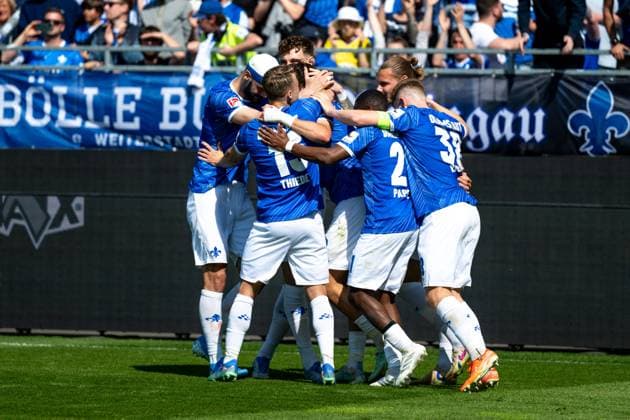 Fraser Hornby SV Darmstadt 98, 09 and team celebrate the goal for 3 1, GER, SV Darmstadt 98 vs Hannover 96, 2 Bundesliga, Football, Matchday 30, Season 2024 2025, 20 04 2025 DFL REGULATIONS PROHIBIT ANY USE OF PHOTOGRAPHS as IMAGE SEQUENCES and or QUASI VIDEO GER, SV Darmstadt 98 vs Hannover 96, 2 Bundesliga, Football, Matchday 30, Season 2024 2025, 20 04 2025 Darmstadt Copyright: xEibner-Pressefoto FlorianxWiegandx EP_FWD