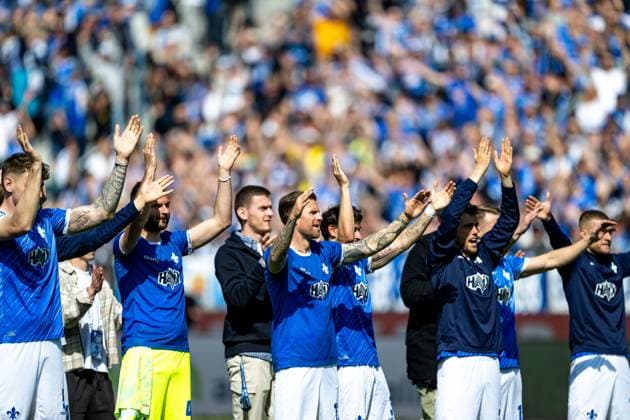The players of Darmstadt are happy about the victory, GER, SV Darmstadt 98 vs Hannover 96, 2 Bundesliga, Football, Matchday 30, Season 2024 2025, 20 04 2025 DFL REGULATIONS PROHIBIT ANY USE OF PHOTOGRAPHS as IMAGE SEQUENCES and or QUASI VIDEO GER, SV Darmstadt 98 vs Hannover 96, 2 Bundesliga, Football, Matchday 30, Season 2024 2025, 20 04 2025 Darmstadt Copyright: xEibner-Pressefoto FlorianxWiegandx EP_FWD