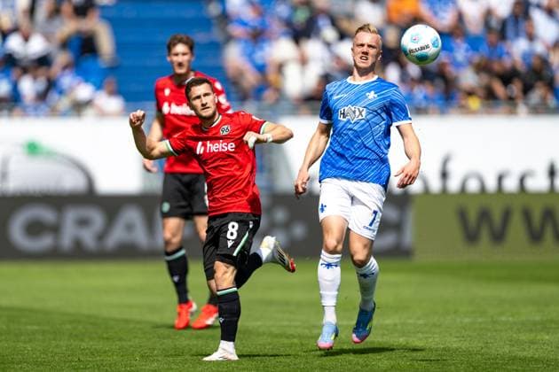 Enzo Leopold Hannover 96, 08 in duel with Isac Lidberg SV Darmstadt 98, 07 , GER, SV Darmstadt 98 vs Hannover 96, 2 Bundesliga, Soccer, Matchday 30, Season 2024 2025, 20 04 2025 DFL REGULATIONS PROHIBIT ANY USE OF PHOTOGRAPHS as IMAGE SEQUENCES and or QUASI VIDEO GER, SV Darmstadt 98 vs Hannover 96, 2 Bundesliga, Soccer, Matchday 30, Season 2024 2025, 20 04 2025 Darmstadt Copyright: xEibner-Pressefoto FlorianxWiegandx EP_FWD