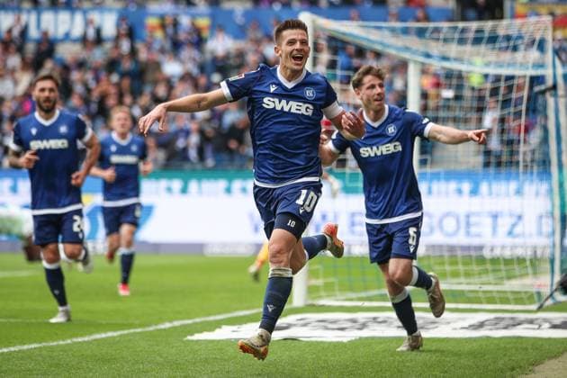 Celebration after the 1 0 goal by Marvin Wanitzek Karlsruher SC, 10 , Karlsruher SC vs SpVgg Greuther Fuerth, 2 Bundesliga, Matchday 30, 2024 2025, 20 04 2025, DFL REGULATES PROHIBIT ANY USE OF PHOTOGRAPHS AS IMAGE SEQUENCES AND OR QUASI VIDEO, Karlsruher SC vs SpVgg Greuther Fuerth, 2 Bundesliga, Matchday 30, 2024 2025, 20 04 2025 Karlsruhe Copyright: xEibner-Pressefoto JanxPrihodax EP_JPA