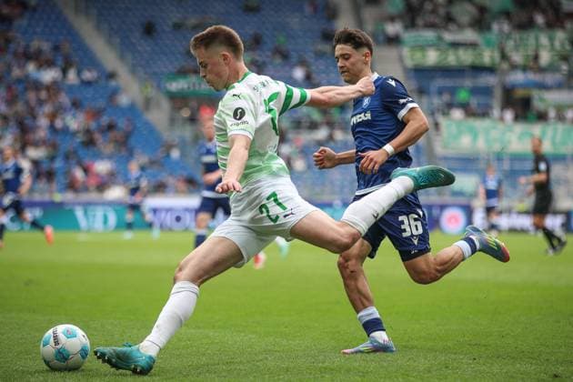Luca Itter SpVgg Greuther Fuerth, 27 clears in defense against Rafael Pinto Pedrosa Karlsruher SC, 36 , Karlsruher SC vs SpVgg Greuther Fuerth, 2 Bundesliga, Matchday 30, 2024 2025, 20 04 2025, DFL REGULATIONS PROHIBIT ANY USE OF PHOTOGRAPHS AS IMAGE SEQUENCES AND OR QUASI VIDEO, Karlsruher SC vs SpVgg Greuther Fuerth, 2 Bundesliga, Matchday 30, 2024 2025, 20 04 2025 Karlsruhe Copyright: xEibner-Pressefoto JanxPrihodax EP_JPA