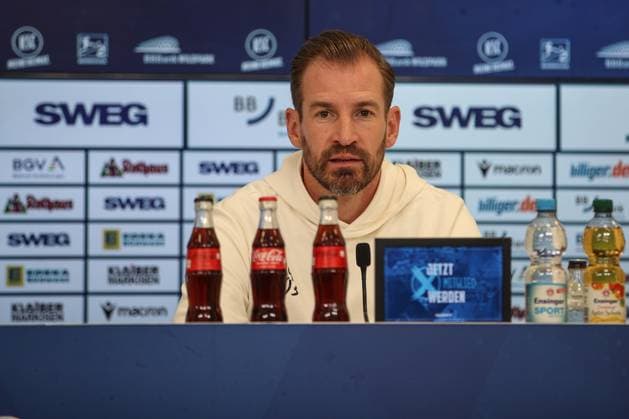 Jan Siewert SpVgg Greuther Fuerth, Head Coach at the PK, Karlsruher SC vs SpVgg Greuther Fuerth, 2 Bundesliga, Matchday 30, 2024 2025, 20 04 2025, DFL REGULATES PROHIBIT ANY USE OF PHOTOGRAPHS AS IMAGE SEQUENCES AND OR QUASI VIDEO, Karlsruher SC vs SpVgg Greuther Fuerth, 2 Bundesliga, Matchday 30, 2024 2025, 20 04 2025 Karlsruhe Copyright: xEibner-Pressefoto JanxPrihodax EP_JPA