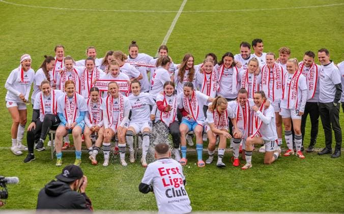 GER, Freiburg, SC Freiburg II vs FC Nürnberg, 2 Frauen Bundesliga, Fußball, DFB, Spielzeit 2024 2025, Möslestadion, 22 Spieltag, im Bild FC Nürnberg feiert den Aufstieg in die 1 Bundesliga DFB DFL REGULATIONS PROHIBIT ANY USE OF PHOTOGRAPHS AS IMAGE SEQUENCES AND OR QUASI VIDEO, 20 04 2025, Copyright: HMBxMedia HendrikxHamelau