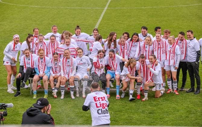 GER, Freiburg, SC Freiburg II vs FC Nürnberg, 2 Frauen Bundesliga, Fußball, DFB, Spielzeit 2024 2025, Möslestadion, 22 Spieltag, im Bild FC Nürnberg feiert den Aufstieg in die 1 Bundesliga DFB DFL REGULATIONS PROHIBIT ANY USE OF PHOTOGRAPHS AS IMAGE SEQUENCES AND OR QUASI VIDEO, 20 04 2025, Copyright: HMBxMedia HendrikxHamelau