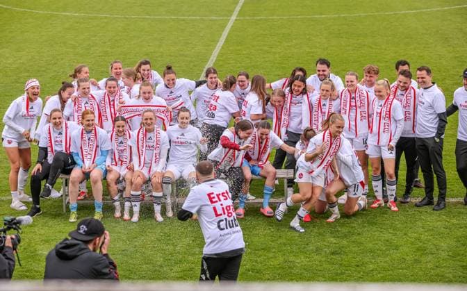 GER, Freiburg, SC Freiburg II vs FC Nürnberg, 2 Frauen Bundesliga, Fußball, DFB, Spielzeit 2024 2025, Möslestadion, 22 Spieltag, im Bild FC Nürnberg feiert den Aufstieg in die 1 Bundesliga DFB DFL REGULATIONS PROHIBIT ANY USE OF PHOTOGRAPHS AS IMAGE SEQUENCES AND OR QUASI VIDEO, 20 04 2025, Copyright: HMBxMedia HendrikxHamelau