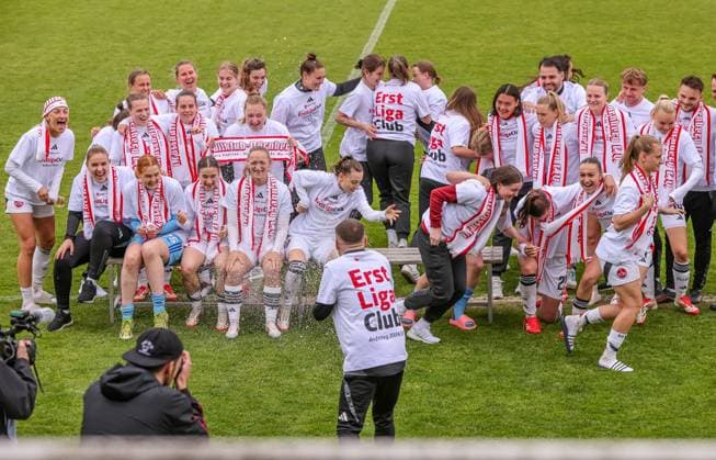 GER, Freiburg, SC Freiburg II vs FC Nürnberg, 2 Frauen Bundesliga, Fußball, DFB, Spielzeit 2024 2025, Möslestadion, 22 Spieltag, im Bild FC Nürnberg feiert den Aufstieg in die 1 Bundesliga DFB DFL REGULATIONS PROHIBIT ANY USE OF PHOTOGRAPHS AS IMAGE SEQUENCES AND OR QUASI VIDEO, 20 04 2025, Copyright: HMBxMedia HendrikxHamelau