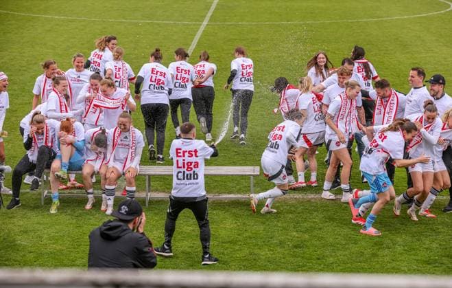 GER, Freiburg, SC Freiburg II vs FC Nürnberg, 2 Frauen Bundesliga, Fußball, DFB, Spielzeit 2024 2025, Möslestadion, 22 Spieltag, im Bild FC Nürnberg feiert den Aufstieg in die 1 Bundesliga DFB DFL REGULATIONS PROHIBIT ANY USE OF PHOTOGRAPHS AS IMAGE SEQUENCES AND OR QUASI VIDEO, 20 04 2025, Copyright: HMBxMedia HendrikxHamelau