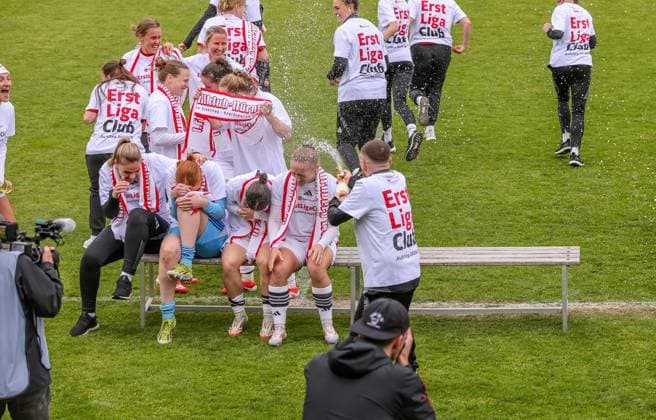 GER, Freiburg, SC Freiburg II vs FC Nürnberg, 2 Frauen Bundesliga, Fußball, DFB, Spielzeit 2024 2025, Möslestadion, 22 Spieltag, im Bild FC Nürnberg feiert den Aufstieg in die 1 Bundesliga DFB DFL REGULATIONS PROHIBIT ANY USE OF PHOTOGRAPHS AS IMAGE SEQUENCES AND OR QUASI VIDEO, 20 04 2025, Copyright: HMBxMedia HendrikxHamelau