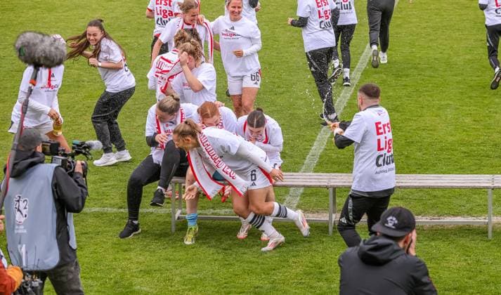 GER, Freiburg, SC Freiburg II vs FC Nürnberg, 2 Frauen Bundesliga, Fußball, DFB, Spielzeit 2024 2025, Möslestadion, 22 Spieltag, im Bild FC Nürnberg feiert den Aufstieg in die 1 Bundesliga DFB DFL REGULATIONS PROHIBIT ANY USE OF PHOTOGRAPHS AS IMAGE SEQUENCES AND OR QUASI VIDEO, 20 04 2025, Copyright: HMBxMedia HendrikxHamelau