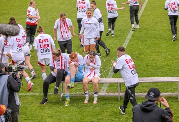 GER, Freiburg, SC Freiburg II vs FC Nürnberg, 2 Frauen Bundesliga, Fußball, DFB, Spielzeit 2024 2025, Möslestadion, 22 Spieltag, im Bild FC Nürnberg feiert den Aufstieg in die 1 Bundesliga DFB DFL REGULATIONS PROHIBIT ANY USE OF PHOTOGRAPHS AS IMAGE SEQUENCES AND OR QUASI VIDEO, 20 04 2025, Copyright: HMBxMedia HendrikxHamelau