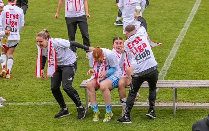 GER, Freiburg, SC Freiburg II vs FC Nürnberg, 2 Frauen Bundesliga, Fußball, DFB, Spielzeit 2024 2025, Möslestadion, 22 Spieltag, im Bild FC Nürnberg feiert den Aufstieg in die 1 Bundesliga DFB DFL REGULATIONS PROHIBIT ANY USE OF PHOTOGRAPHS AS IMAGE SEQUENCES AND OR QUASI VIDEO, 20 04 2025, Copyright: HMBxMedia HendrikxHamelau