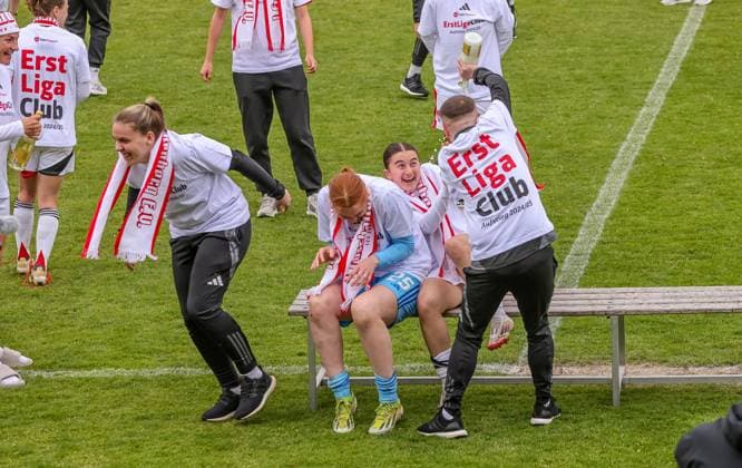 GER, Freiburg, SC Freiburg II vs FC Nürnberg, 2 Frauen Bundesliga, Fußball, DFB, Spielzeit 2024 2025, Möslestadion, 22 Spieltag, im Bild FC Nürnberg feiert den Aufstieg in die 1 Bundesliga DFB DFL REGULATIONS PROHIBIT ANY USE OF PHOTOGRAPHS AS IMAGE SEQUENCES AND OR QUASI VIDEO, 20 04 2025, Copyright: HMBxMedia HendrikxHamelau