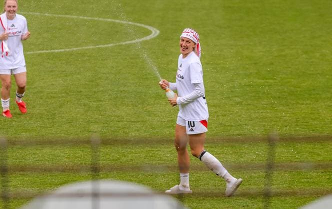 GER, Freiburg, SC Freiburg II vs FC Nürnberg, 2 Frauen Bundesliga, Fußball, DFB, Spielzeit 2024 2025, Möslestadion, 22 Spieltag, im Bild FC Nürnberg feiert den Aufstieg in die 1 Bundesliga, mit Medina DeÅ¡ić FC Nürnberg 10 DFB DFL REGULATIONS PROHIBIT ANY USE OF PHOTOGRAPHS AS IMAGE SEQUENCES AND OR QUASI VIDEO, 20 04 2025, Copyright: HMBxMedia HendrikxHamelau