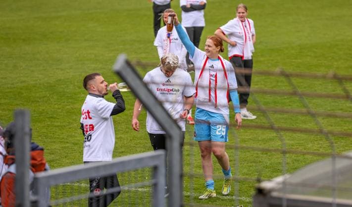GER, Freiburg, SC Freiburg II vs FC Nürnberg, 2 Frauen Bundesliga, Fußball, DFB, Spielzeit 2024 2025, Möslestadion, 22 Spieltag, im Bild FC Nürnberg feiert den Aufstieg in die 1 Bundesliga DFB DFL REGULATIONS PROHIBIT ANY USE OF PHOTOGRAPHS AS IMAGE SEQUENCES AND OR QUASI VIDEO, 20 04 2025, Copyright: HMBxMedia HendrikxHamelau