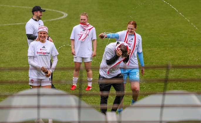 GER, Freiburg, SC Freiburg II vs FC Nürnberg, 2 Frauen Bundesliga, Fußball, DFB, Spielzeit 2024 2025, Möslestadion, 22 Spieltag, im Bild FC Nürnberg feiert den Aufstieg in die 1 Bundesliga DFB DFL REGULATIONS PROHIBIT ANY USE OF PHOTOGRAPHS AS IMAGE SEQUENCES AND OR QUASI VIDEO, 20 04 2025, Copyright: HMBxMedia HendrikxHamelau