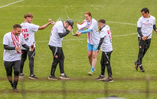GER, Freiburg, SC Freiburg II vs FC Nürnberg, 2 Frauen Bundesliga, Fußball, DFB, Spielzeit 2024 2025, Möslestadion, 22 Spieltag, im Bild FC Nürnberg feiert den Aufstieg in die 1 Bundesliga DFB DFL REGULATIONS PROHIBIT ANY USE OF PHOTOGRAPHS AS IMAGE SEQUENCES AND OR QUASI VIDEO, 20 04 2025, Copyright: HMBxMedia HendrikxHamelau