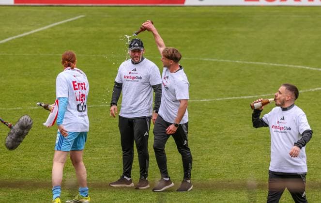 GER, Freiburg, SC Freiburg II vs FC Nürnberg, 2 Frauen Bundesliga, Fußball, DFB, Spielzeit 2024 2025, Möslestadion, 22 Spieltag, im Bild FC Nürnberg feiert den Aufstieg in die 1 Bundesliga DFB DFL REGULATIONS PROHIBIT ANY USE OF PHOTOGRAPHS AS IMAGE SEQUENCES AND OR QUASI VIDEO, 20 04 2025, Copyright: HMBxMedia HendrikxHamelau