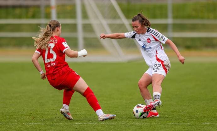 GER, Freiburg, SC Freiburg II vs FC Nürnberg, 2 Frauen Bundesliga, Fußball, DFB, Spielzeit 2024 2025, Möslestadion, 22 Spieltag, im Bild v l Belma Dzaferi SC Freiburg II 23 , Julia Pollak FC Nürnberg 22 DFB DFL REGULATIONS PROHIBIT ANY USE OF PHOTOGRAPHS AS IMAGE SEQUENCES AND OR QUASI VIDEO, 20 04 2025, Copyright: HMBxMedia HendrikxHamelau