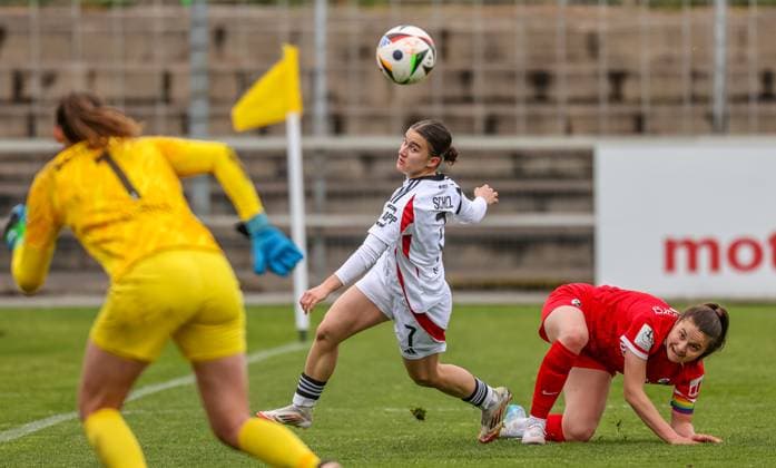 GER, Freiburg, SC Freiburg II vs FC Nürnberg, 2 Frauen Bundesliga, Fußball, DFB, Spielzeit 2024 2025, Möslestadion, 22 Spieltag, im Bild v l Marina Scholz FC Nürnberg 7 , Leonie Lorenz SC Freiburg II 5 DFB DFL REGULATIONS PROHIBIT ANY USE OF PHOTOGRAPHS AS IMAGE SEQUENCES AND OR QUASI VIDEO, 20 04 2025, Copyright: HMBxMedia HendrikxHamelau