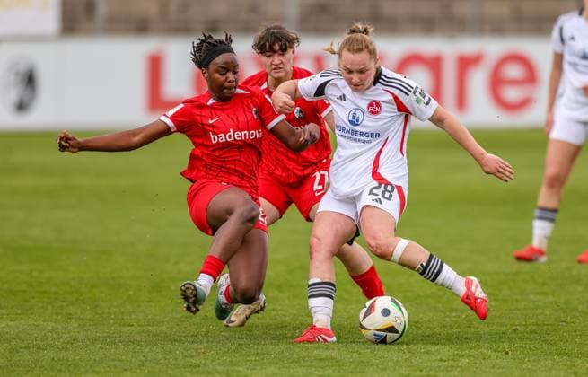 GER, Freiburg, SC Freiburg II vs FC Nürnberg, 2 Frauen Bundesliga, Fußball, DFB, Spielzeit 2024 2025, Möslestadion, 22 Spieltag, im Bild v l Almas Traore SC Freiburg II 22 , Madeleine Steck FC Nürnberg DFB DFL REGULATIONS PROHIBIT ANY USE OF PHOTOGRAPHS AS IMAGE SEQUENCES AND OR QUASI VIDEO, 20 04 2025, Copyright: HMBxMedia HendrikxHamelau