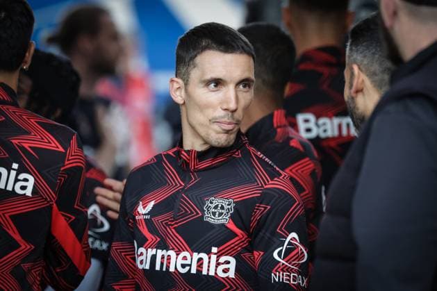 GER, xFSx , Hamburg, Fußball, DFL, FC St Pauli vs Bayer Leverkusen , im Millerntor Stadion , 20 04 2025 , v l Alejandro Grimaldo Bayer 04 Leverkusen ,20 am Ball, Freisteller, Einzelbild, Ganzkoerper, Aktion, Action, Spielzene , Portrait DFL regulations prohibit any use of photographs as image sequences and or quasi video Copyright: HMBxMedia FernandoxSoares