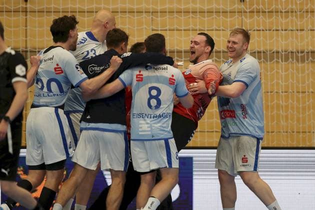 21 04 2025, Men, Handball, Season 2024 2025, 2 Handball Bundesliga, 28 Matchday TV Grosswallstadt TSV GWD Minden TV Grosswallstadt celebrates the home win, Finn Wullenweber 20, TV Grosswallstadt , Lars Roeller 23, TV Grosswallstadt , Florian Eisentraeger 8, TV Grosswallstadt , Stefan Hanemann 21, TV Grosswallstadt , Patrick Gempp 7, TV Grosswallstadt Elsenfeld Untermainhalle Bayern Germany