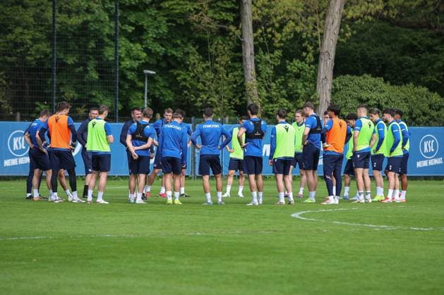 The team during the coachs speech by Christian Eichner Karlsruher SC, Head Coach and Zlatan Bajramovic Karlsruher SC, Co Coach , Karlsruher SC Football, 2 Bundesliga, Training, 2024 2025, 23 04 2025, DFL REGULATIONS PROHIBIT ANY USE OF PHOTOGRAPHS AS IMAGE SEQUENCES AND OR QUASI VIDEO, Karlsruher SC Football, 2 Bundesliga, Training, 2024 2025, 23 04 2025 Karlsruhe Copyright: xEibner-Pressefoto JanxPrihodax EP_JPA
