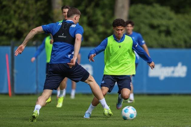 Louey Ben Farhat Karlsruher SC, 19 in duel with Andrin Hunziker Karlsruher SC, 09 , Karlsruher SC Football, 2 Bundesliga, Training, 2024 2025, 23 04 2025, DFL REGULATIONS PROHIBIT ANY USE OF PHOTOGRAPHS AS IMAGE SEQUENCES AND OR QUASI VIDEO, Karlsruher SC Football, 2 Bundesliga, Training, 2024 2025, 23 04 2025 Karlsruhe Copyright: xEibner-Pressefoto JanxPrihodax EP_JPA