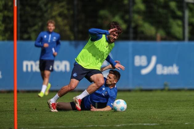 Full commitment of Marvin Wanitzek Karlsruher SC, 10 against Lilian Egloff Karlsruher SC, 25 , Karlsruher SC Fussball, 2 Bundesliga, Training, 2024 2025, 23 04 2025, DFL REGULATIONS PROHIBIT ANY USE OF PHOTOGRAPHS AS IMAGE SEQUENCES AND OR QUASI VIDEO, Karlsruher SC Fussball, 2 Bundesliga, Training, 2024 2025, 23 04 2025 Karlsruhe Copyright: xEibner-Pressefoto JanxPrihodax EP_JPA
